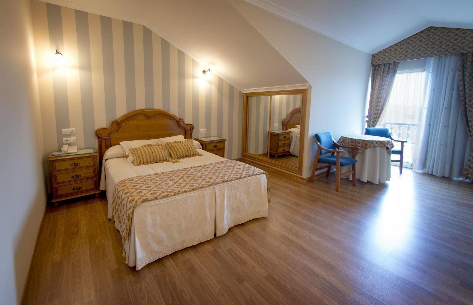 Alda Alpina Hotel Вилануева де Ароса Екстериор снимка